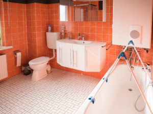 Oranges Badezimmer in Steffis kleiner Pension Bad Bramstedt