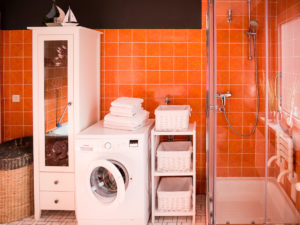 Oranges Badezimmer in Steffis kleiner Pension Bad Bramstedt