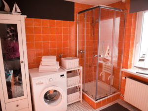 Oranges Badezimmer in Steffis kleiner Pension Bad Bramstedt
